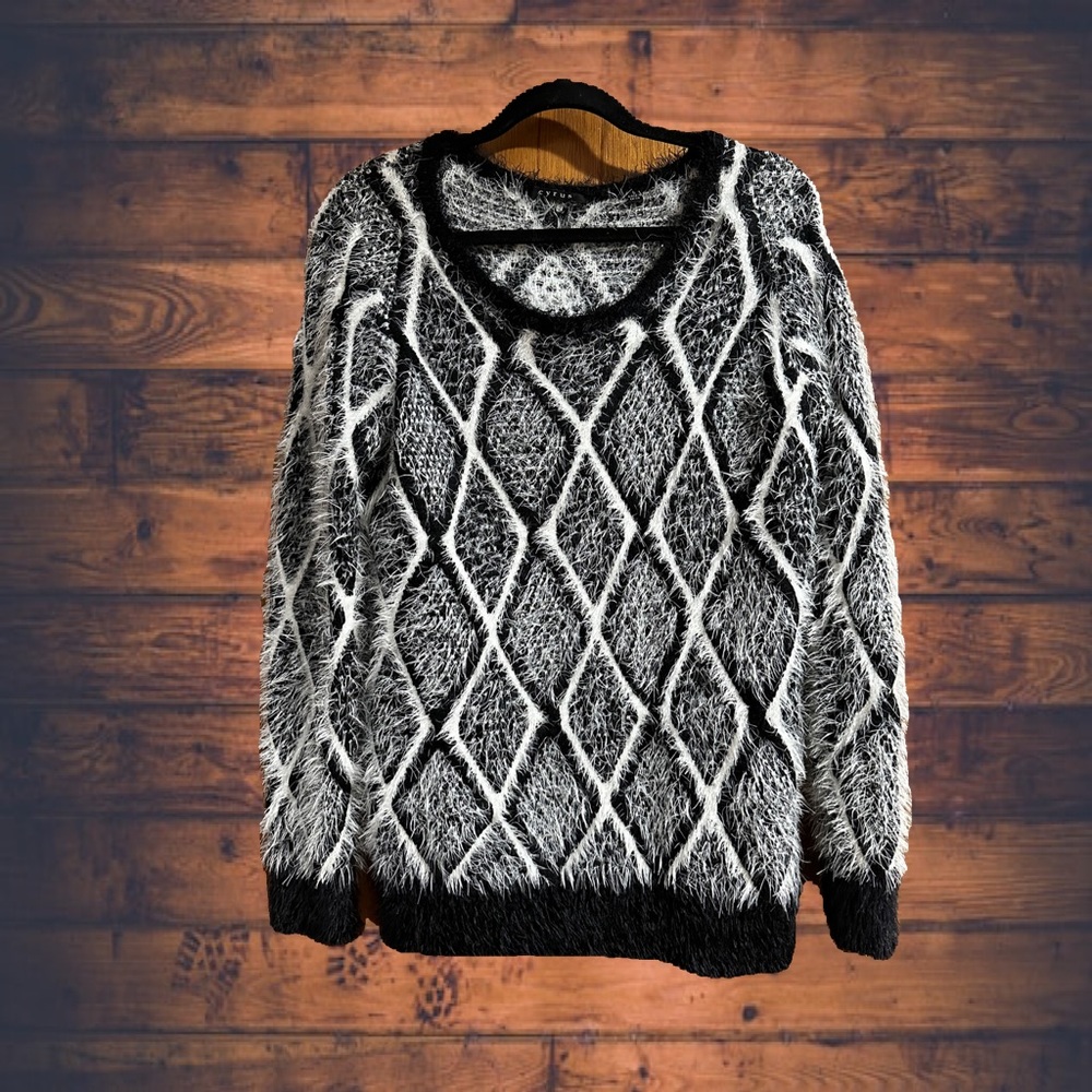 🖤 BOGO 🖤 Black & White Tunic Sweater. Size Large.